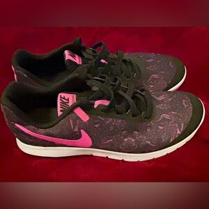 Nike Women's Black and Pink Athletic Sneakers